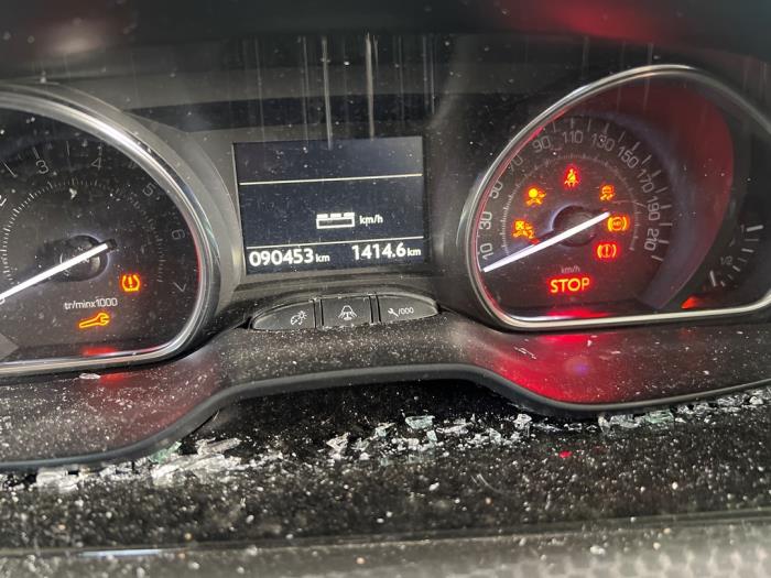 Peugeot 2008 1.2 12V e-THP PureTech 130 Sloopvoertuig (2018, Groen)