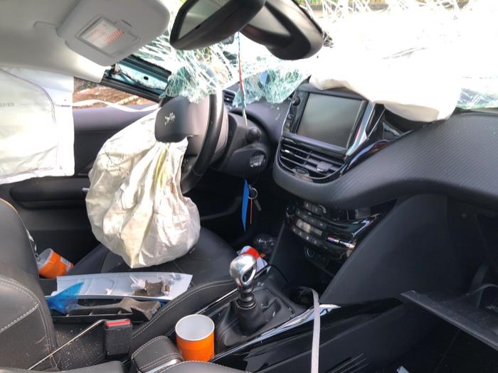 Peugeot 2008 1.2 12V e-THP PureTech 130 Sloopvoertuig (2018, Groen)