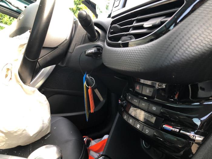 Peugeot 2008 1.2 12V e-THP PureTech 130 Sloopvoertuig (2018, Groen)