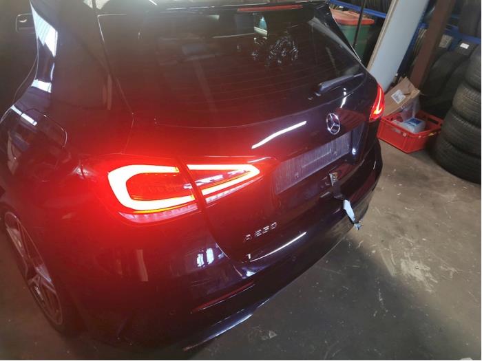 Mercedes A 2.0 A-250 Turbo 16V Sloopvoertuig (2018, Metallic, Zwart)