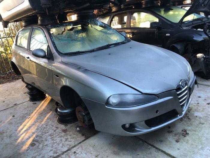 Alfa Romeo 147 1.9 JTDM 16V Sloopvoertuig (2006, Grijs)
