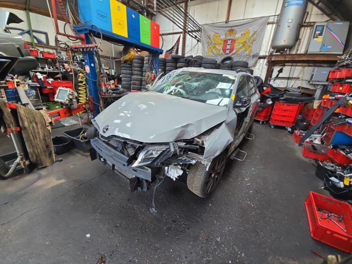 Skoda Octavia Combi 2.0 TSI RS 245 16V Sloopvoertuig (2020, Staal, Grijs)