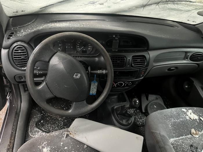 Renault Megane Break/Grandtour 1.6 16V RXE,RXT Sloopvoertuig (2001, Grijs)