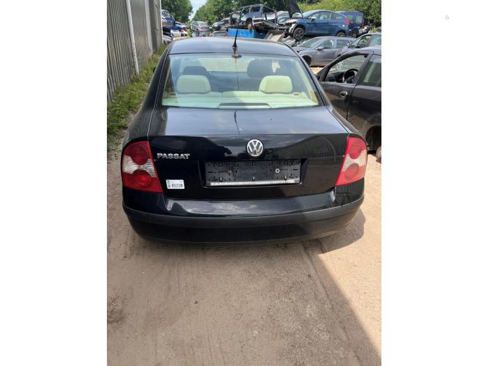 Volkswagen Passat 1.6 Sloopvoertuig (2002, Zwart)