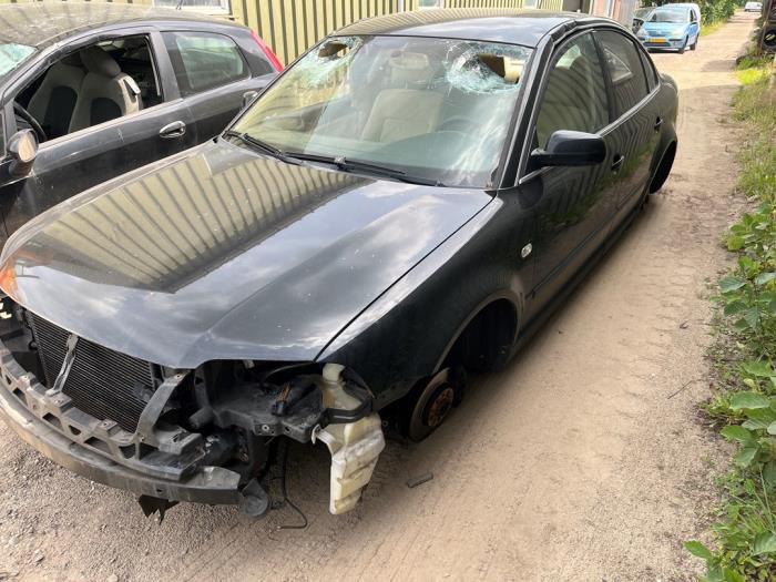 Volkswagen Passat 1.6 Sloopvoertuig (2002, Zwart)