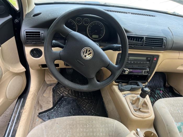 Volkswagen Passat 1.6 Sloopvoertuig (2002, Zwart)