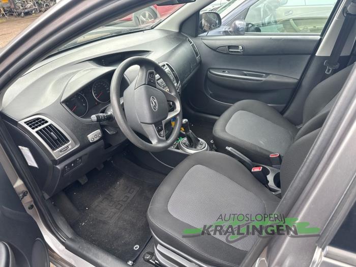 Hyundai i20 1.2i 16V Schadevoertuig (2013, Grijs)