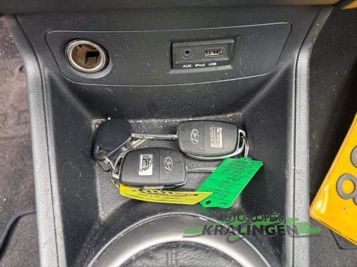 Hyundai i20 1.2i 16V Schadevoertuig (2013, Grijs)