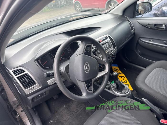 Hyundai i20 1.2i 16V Schadevoertuig (2013, Grijs)