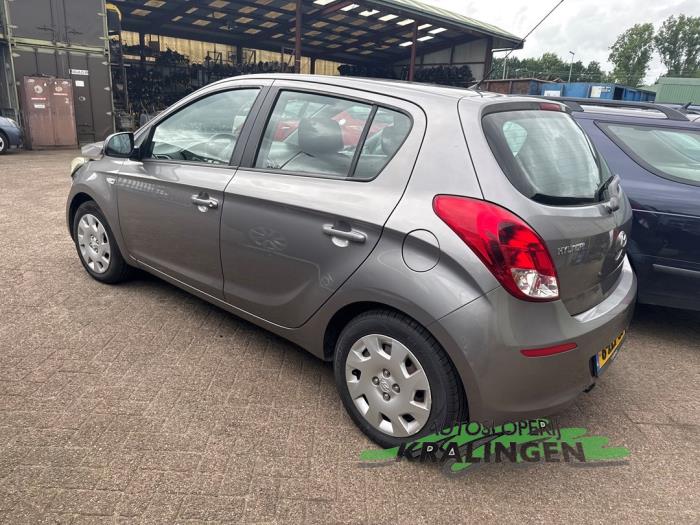 Hyundai i20 1.2i 16V Schadevoertuig (2013, Grijs)