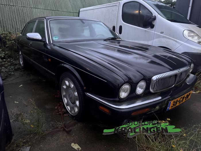 Jaguar XJR 4.0 V8 32V Supercharged Schadevoertuig (2001, Zwart)