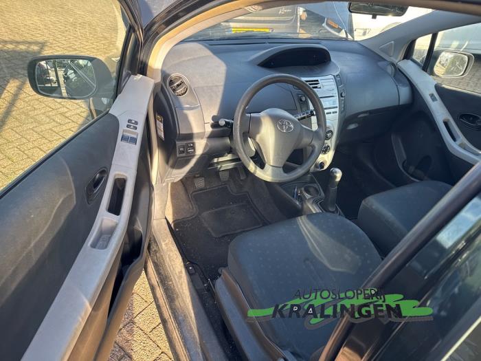 Toyota Yaris II 1.0 12V VVT-i Sloopvoertuig (2006, Zwart)