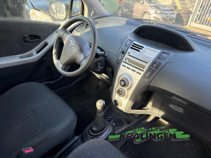 Toyota Yaris II 1.0 12V VVT-i Sloopvoertuig (2006, Zwart)