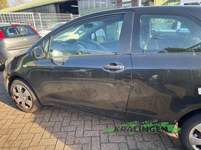 Toyota Yaris II 1.0 12V VVT-i Sloopvoertuig (2006, Zwart)