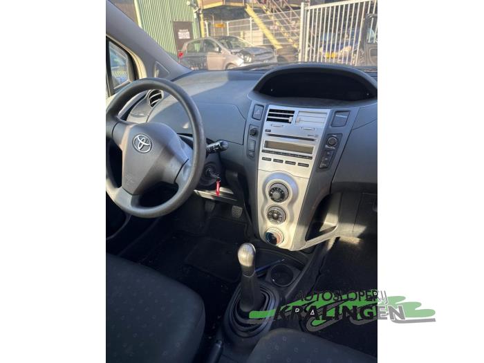 Toyota Yaris II 1.0 12V VVT-i Sloopvoertuig (2006, Zwart)