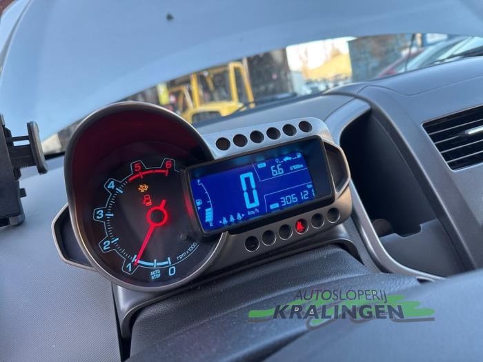 Chevrolet Aveo 1.3 D 16V Schadevoertuig (2012, Grijs)