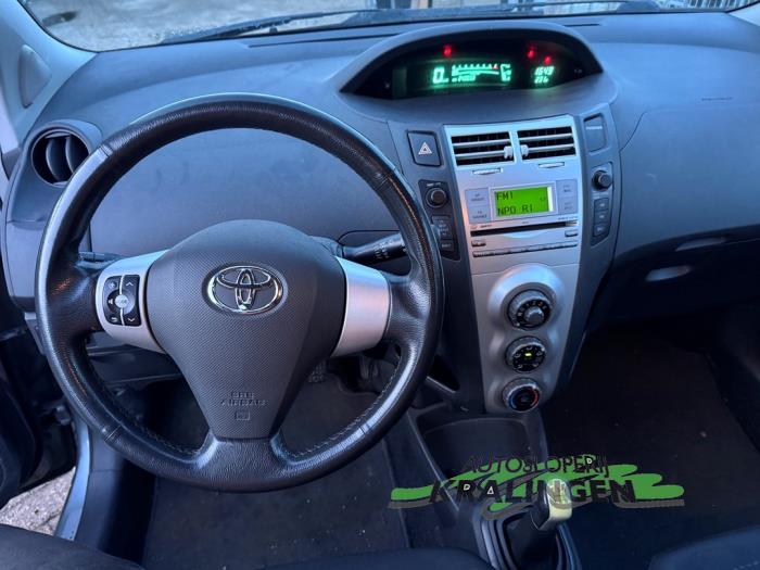 Toyota Yaris II 1.3 16V VVT-i Schadevoertuig (2007, Grijs)