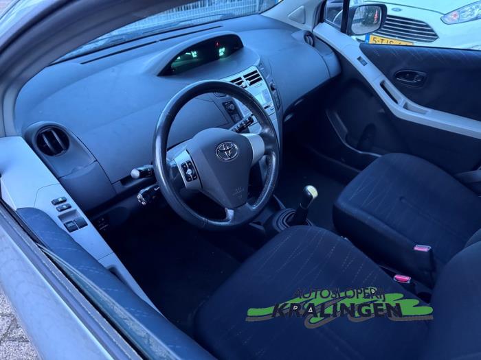 Toyota Yaris II 1.3 16V VVT-i Schadevoertuig (2007, Grijs)