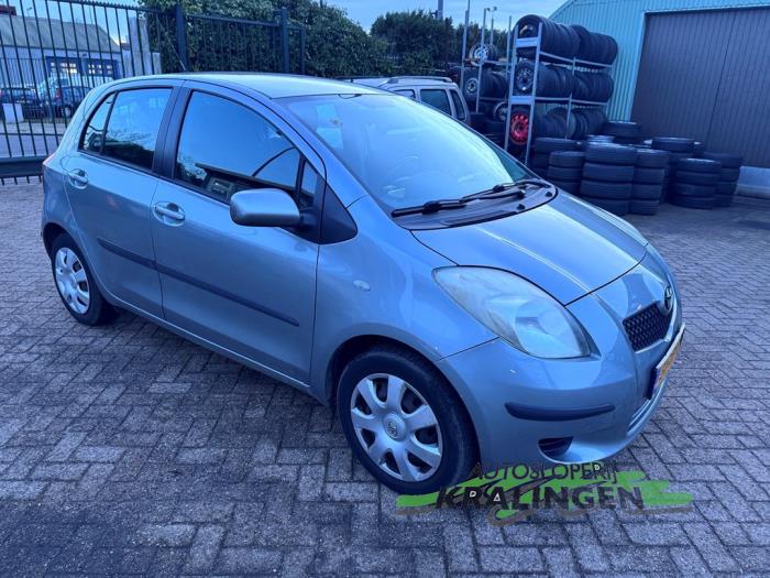 Toyota Yaris II 1.3 16V VVT-i Schadevoertuig (2007, Grijs)
