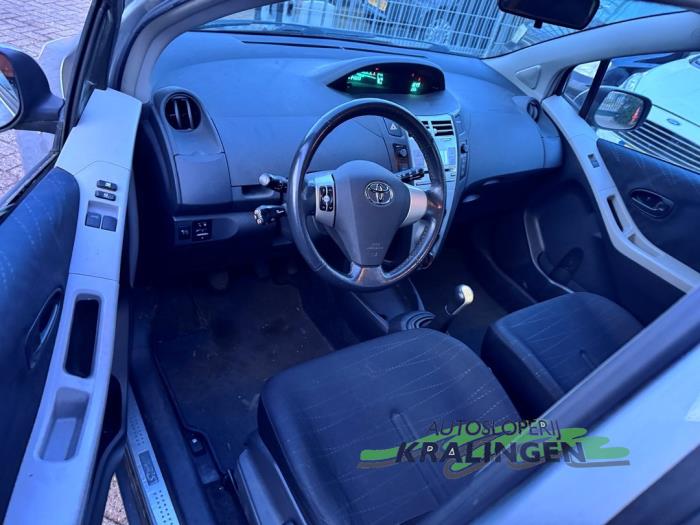Toyota Yaris II 1.3 16V VVT-i Schadevoertuig (2007, Grijs)