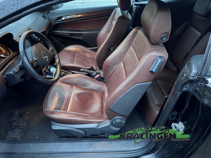 Opel Astra H Twin Top 1.6 16V Schadevoertuig (2007, Zwart)