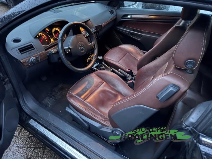 Opel Astra H Twin Top 1.6 16V Schadevoertuig (2007, Zwart)