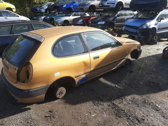 Toyota Corolla 1.4 16V VVT-i Sloopvoertuig (2001, Geel)