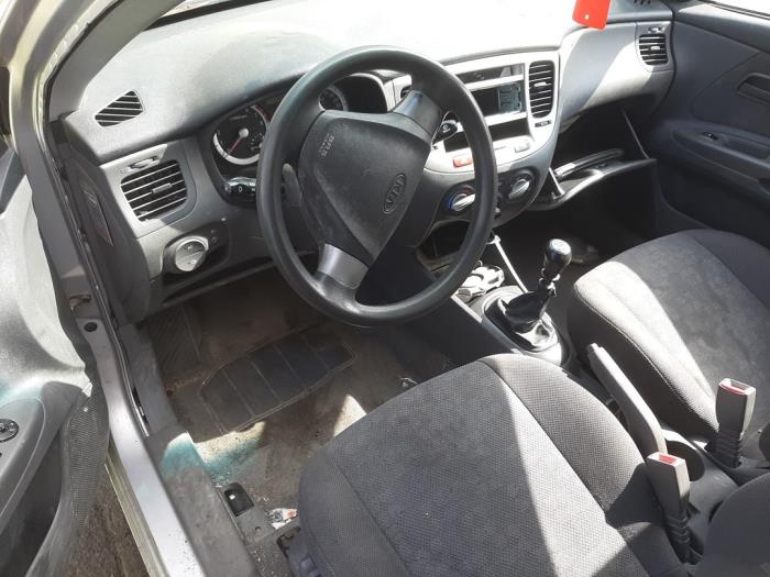 Kia Rio II 1.4 16V Sloopvoertuig (2006, Grijs)