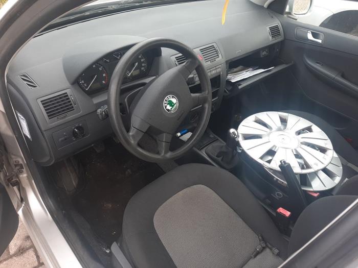 Skoda Fabia 1.4i 16V Sloopvoertuig (2004, Grijs)