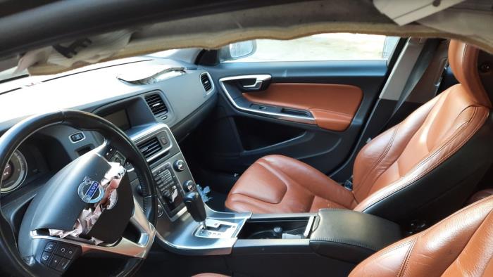 Volvo V60 I 1.6 T3 16V Sloopvoertuig (2012, Zwart)