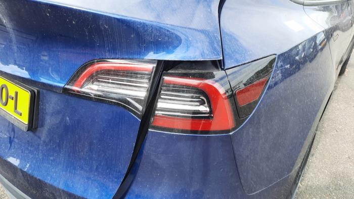 Tesla Model Y Long Range RWD Sloopvoertuig (2024, Blauw)
