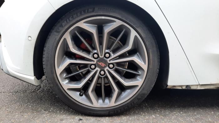 Ford Focus 4 1.0 EcoBoost 12V Hybrid 155 Sloopvoertuig (2023, Roze, Wit)
