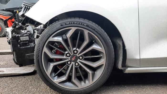 Ford Focus 4 1.0 EcoBoost 12V Hybrid 155 Sloopvoertuig (2023, Roze, Wit)