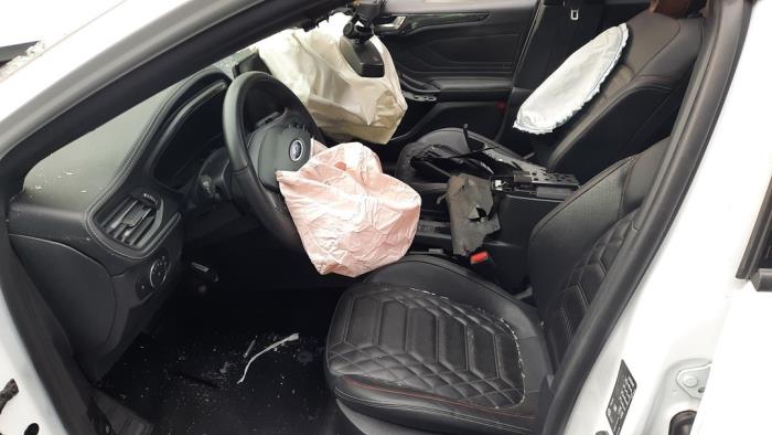Ford Focus 4 1.0 EcoBoost 12V Hybrid 155 Sloopvoertuig (2023, Roze, Wit)