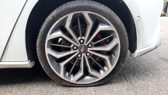 Ford Focus 4 1.0 EcoBoost 12V Hybrid 155 Sloopvoertuig (2023, Roze, Wit)