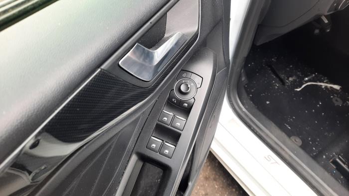 Ford Focus 4 1.0 EcoBoost 12V Hybrid 155 Sloopvoertuig (2023, Roze, Wit)