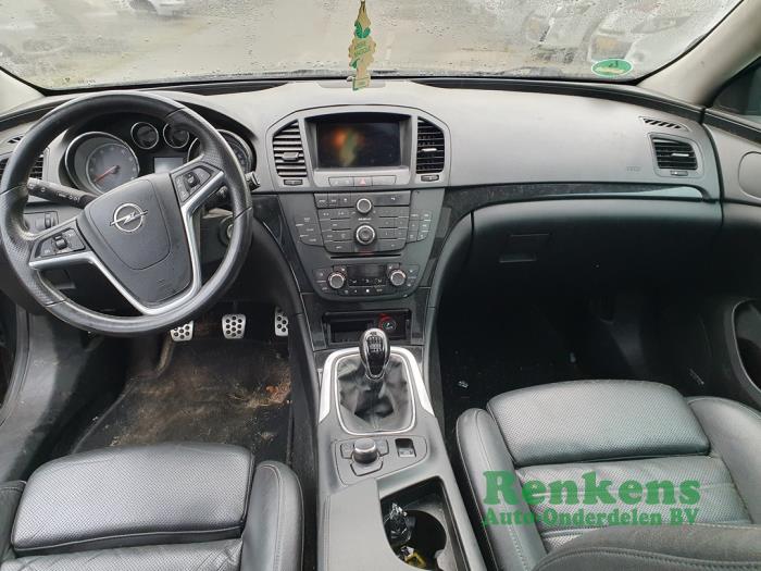Opel Insignia Sports Tourer 2.0 Turbo 16V 4x4 Ecotec Sloopvoertuig (2010, Zwart)
