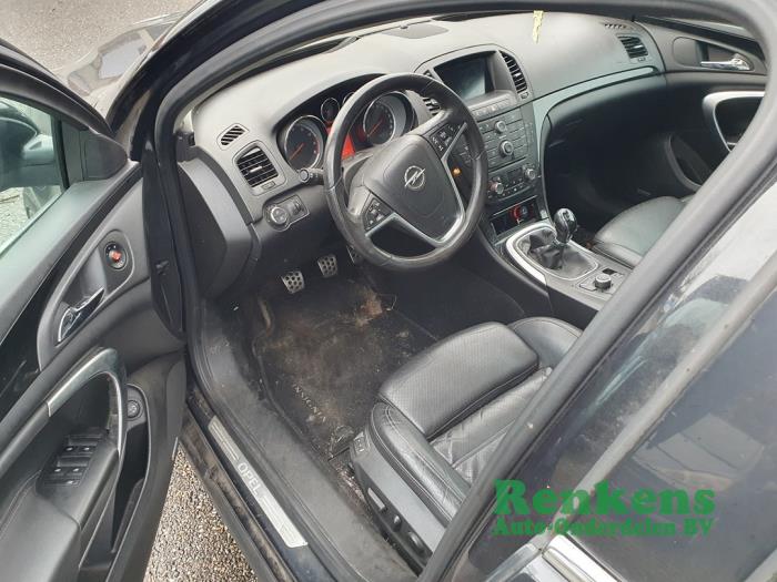 Opel Insignia Sports Tourer 2.0 Turbo 16V 4x4 Ecotec Sloopvoertuig (2010, Zwart)