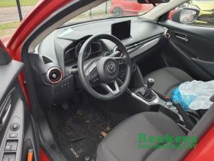 Mazda 2 1.5 SkyActiv-G 90 Sloopvoertuig (2023, Metallic, Rood)