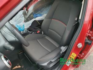 Mazda 2 1.5 SkyActiv-G 90 Sloopvoertuig (2023, Metallic, Rood)