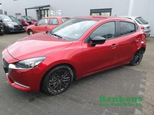 Mazda 2 1.5 SkyActiv-G 90 Sloopvoertuig (2023, Metallic, Rood)