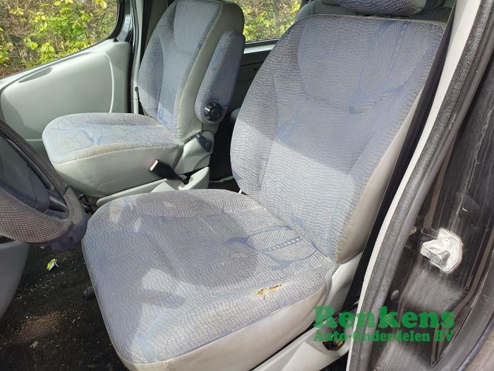 Renault Trafic New 1.9 dCi 82 16V Sloopvoertuig (2006, Zwart)