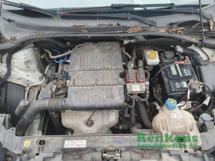 Fiat Punto Evo 1.4 Schadevoertuig (2010, Wit)