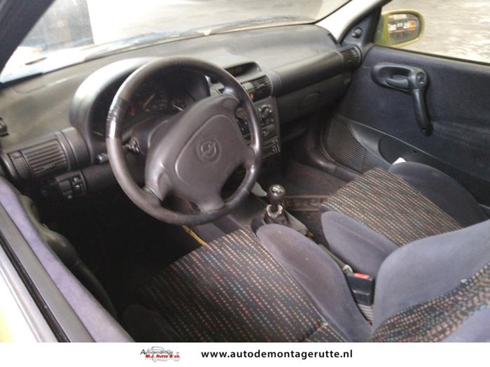 Opel Corsa B 1.4 Joy,Sport,GLS 16V Ecotec Sloopvoertuig (1997, Geel)