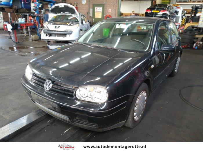 Volkswagen Golf (V107374)