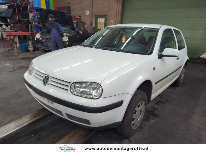 Volkswagen Golf (V109015)