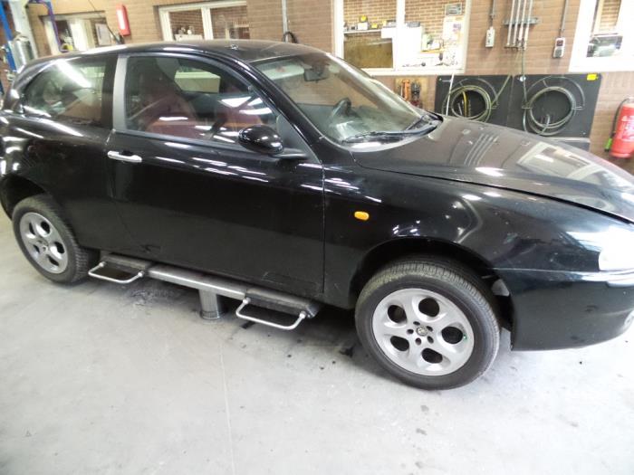 Alfa Romeo 147 1.9 JTD 115 Sloopvoertuig (2005, NERO)
