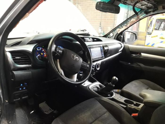 Toyota Hilux V/VI 2.4 D 16V 4WD Sloopvoertuig (2017, Licht, Grijs)