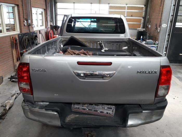 Toyota Hilux V/VI 2.4 D 16V 4WD Sloopvoertuig (2017, Licht, Grijs)
