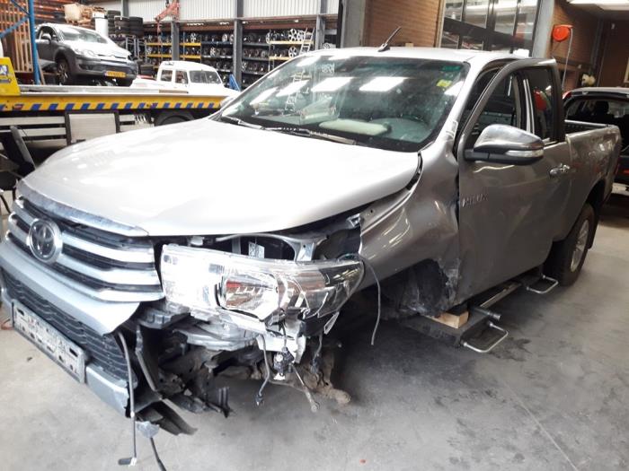 Toyota Hilux V/VI 2.4 D 16V 4WD Sloopvoertuig (2017, Licht, Grijs)
